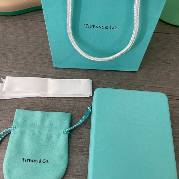 18k gold Tiffany & Co. Open Heart Pendant in 18k Yellow Gold, 7 mm (mini) - Picture 11 of 16